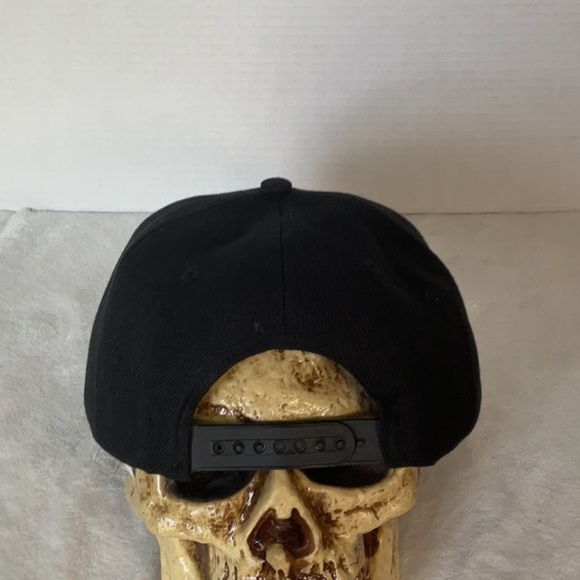 Black and Red Snapback Hat - Picture 3 of 4